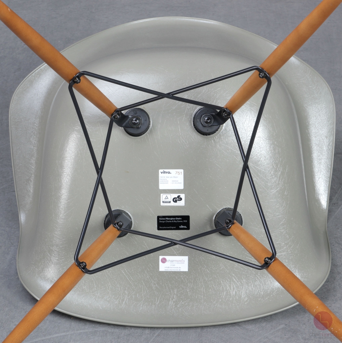 Vitra DAW Fiberglas Armchair in grau grün Raw Umber gebraucht