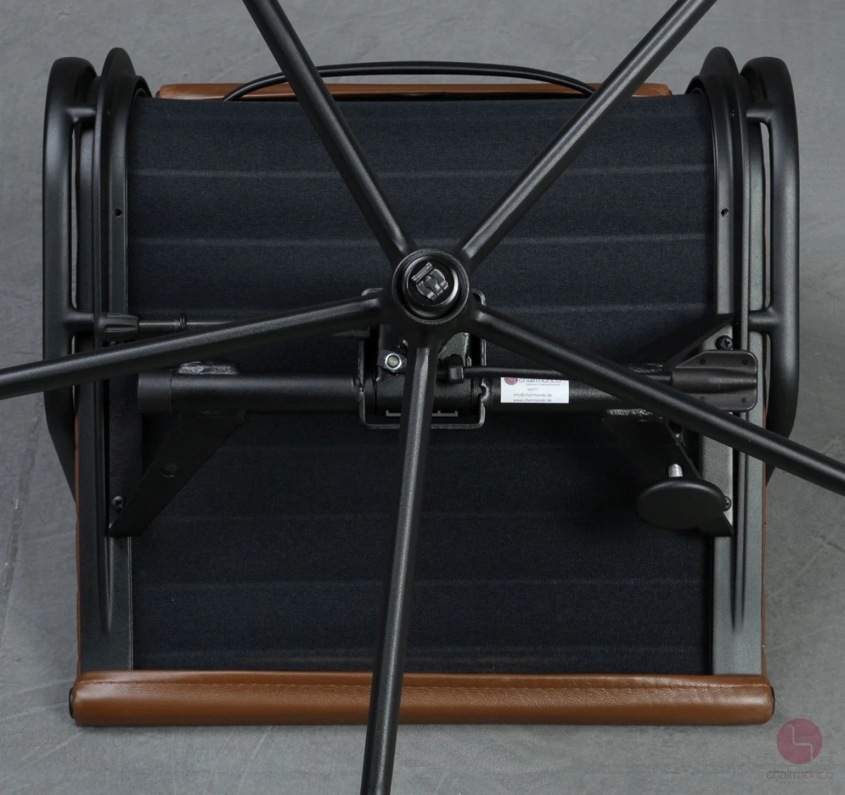 Vitra EA 117 Aluminium Chair mit braunem Leder Gestell Schwarz gebraucht