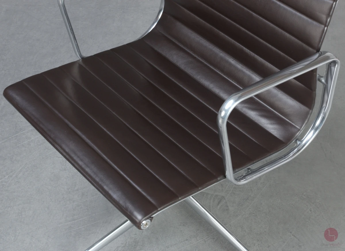 Vitra EA 108 Aluminium Chair Leder Braun gebraucht Vitra EA 108 Aluminium Chair Leder Braun gebraucht