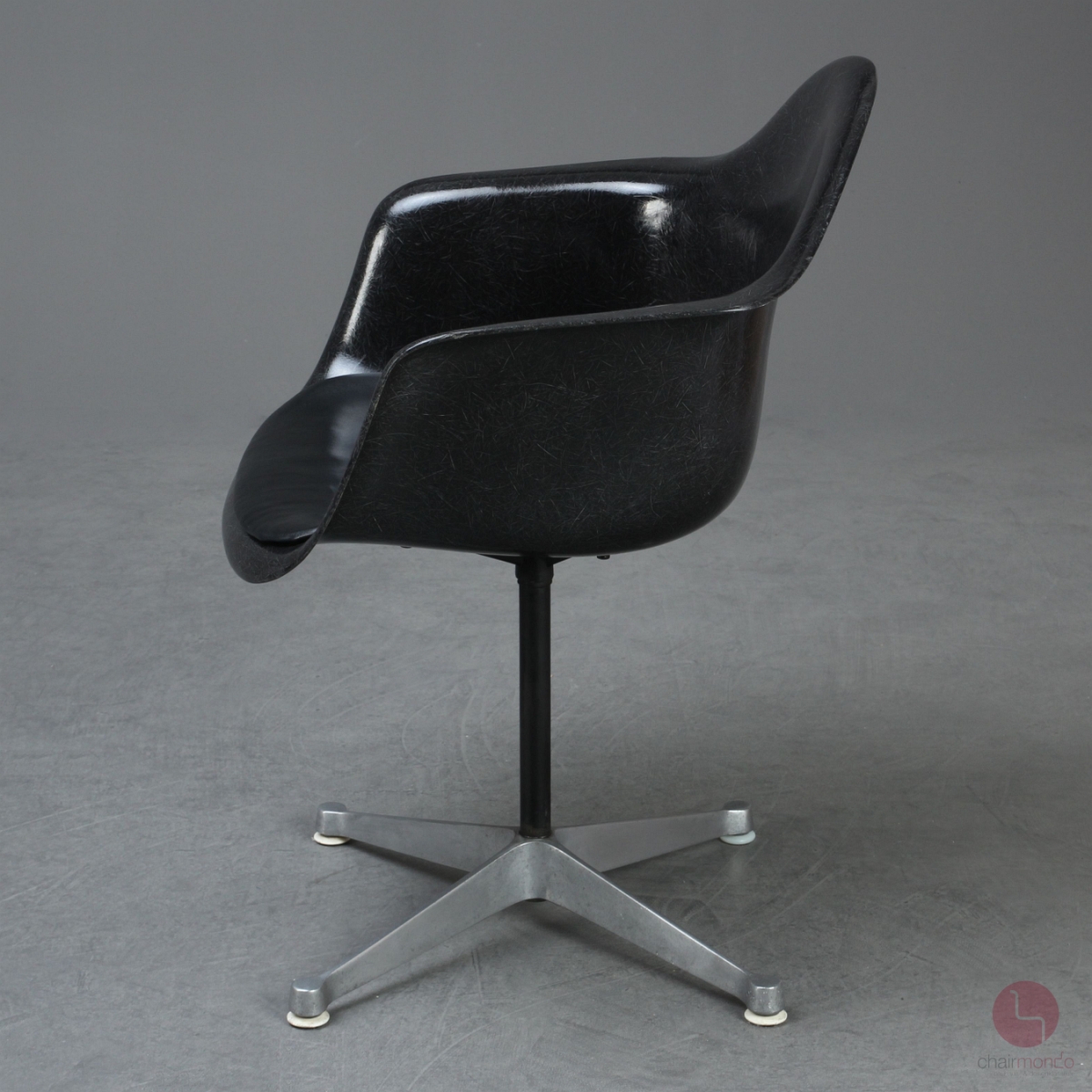 Herman Miller Eames Armchair mit schwarzer Fiberglas und Drehgestell gebraucht
