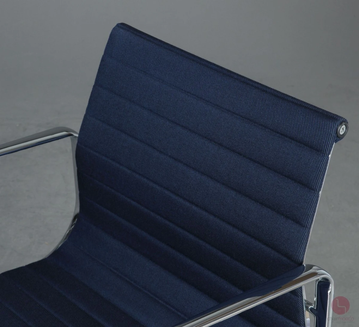 Alu Chair mit blauem Track Stoff verchromt Alu Chair mit blauem Track Stoff verchromt