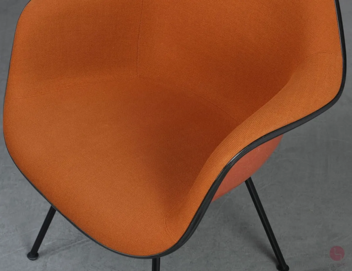 Vitra DAX Fiberglas Armchair Orange mit Vollpolster Gestell schwarz gebraucht