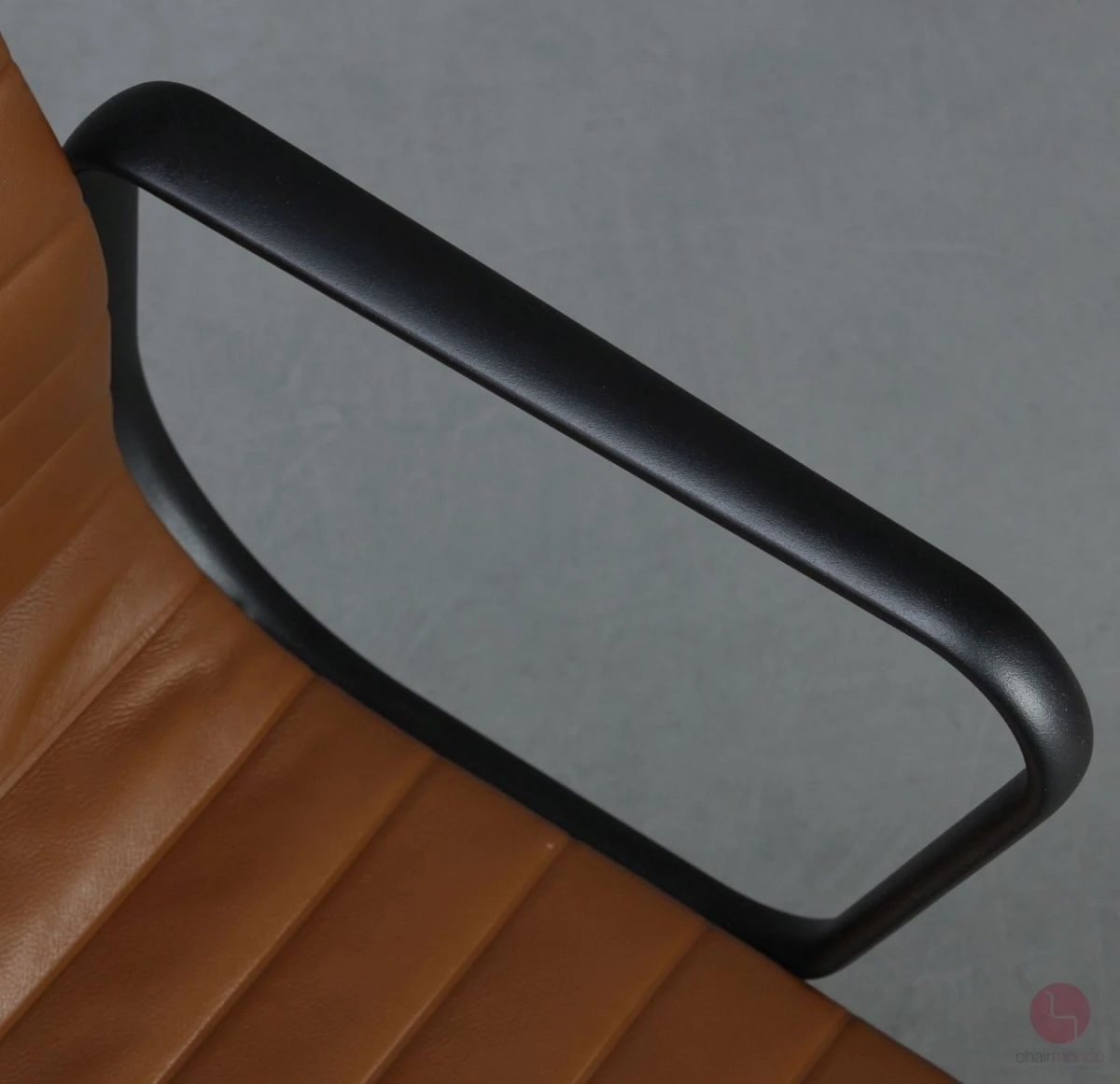 Vitra EA 117 Aluminium Chair mit braunem Leder Gestell Schwarz gebraucht