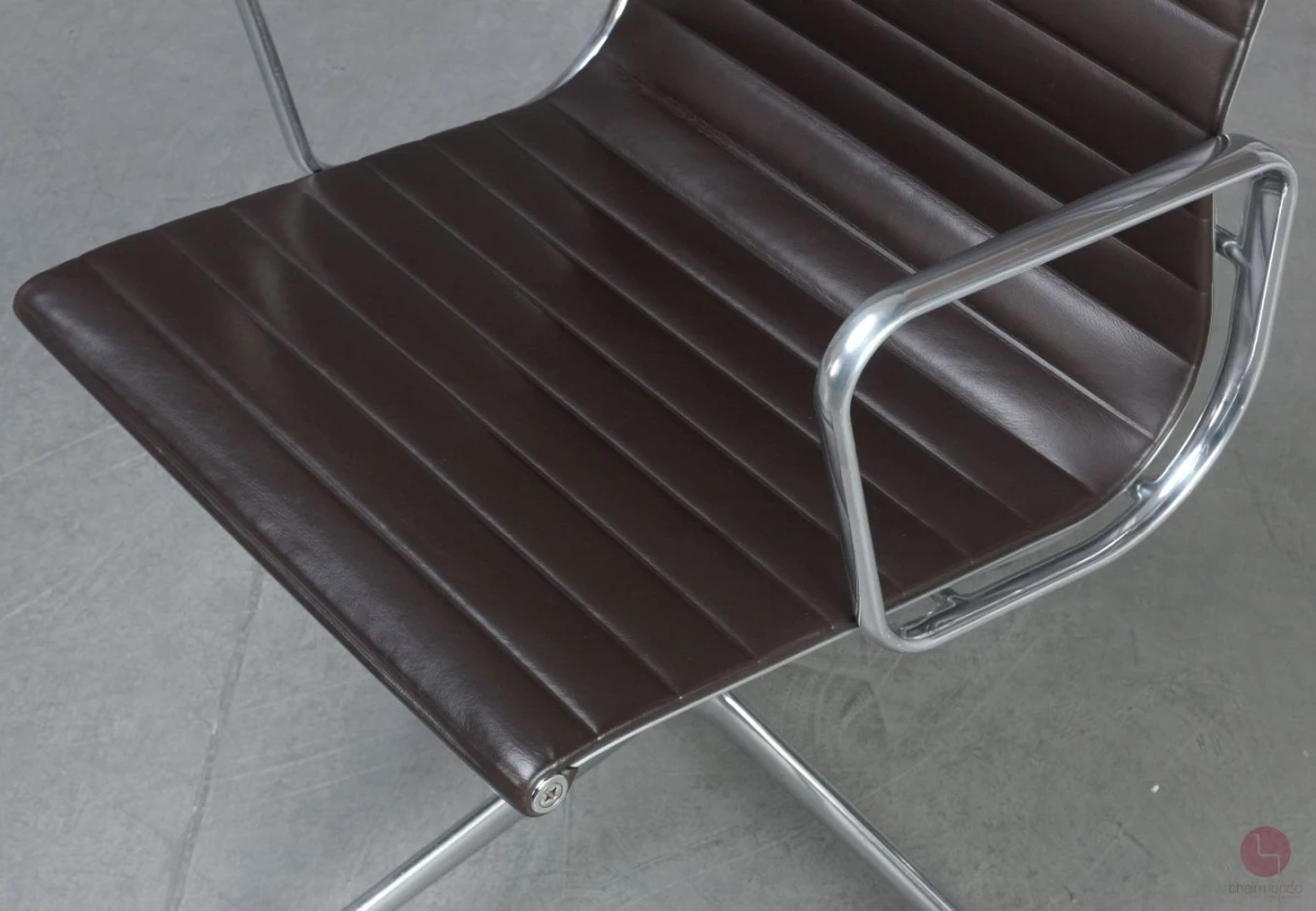 Vitra EA 108 Aluminium Chair Leder Braun gebraucht Vitra EA 108 Aluminium Chair Leder Braun gebraucht
