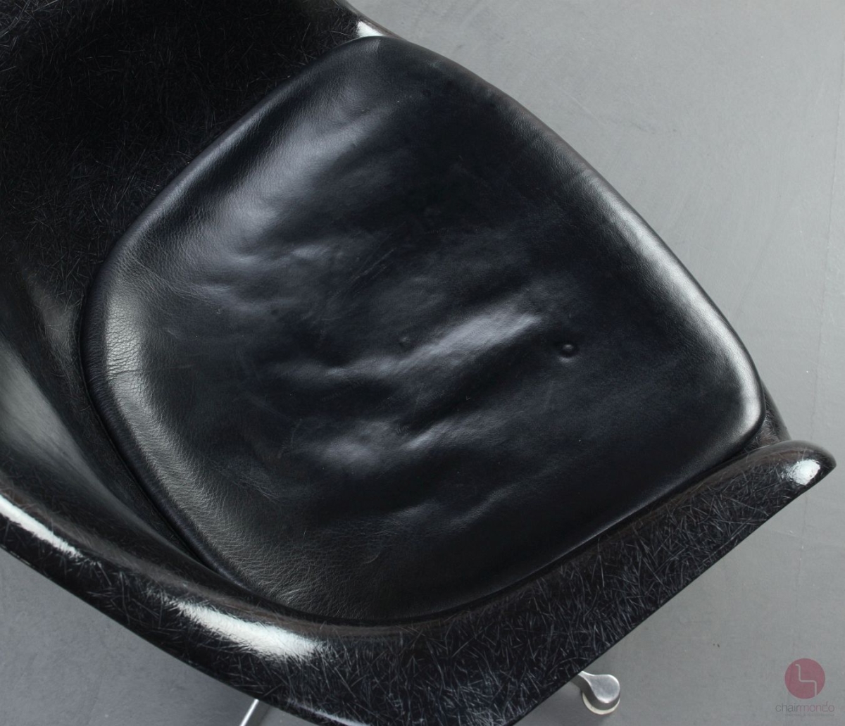 Herman Miller Eames Armchair mit schwarzer Fiberglas und Drehgestell gebraucht