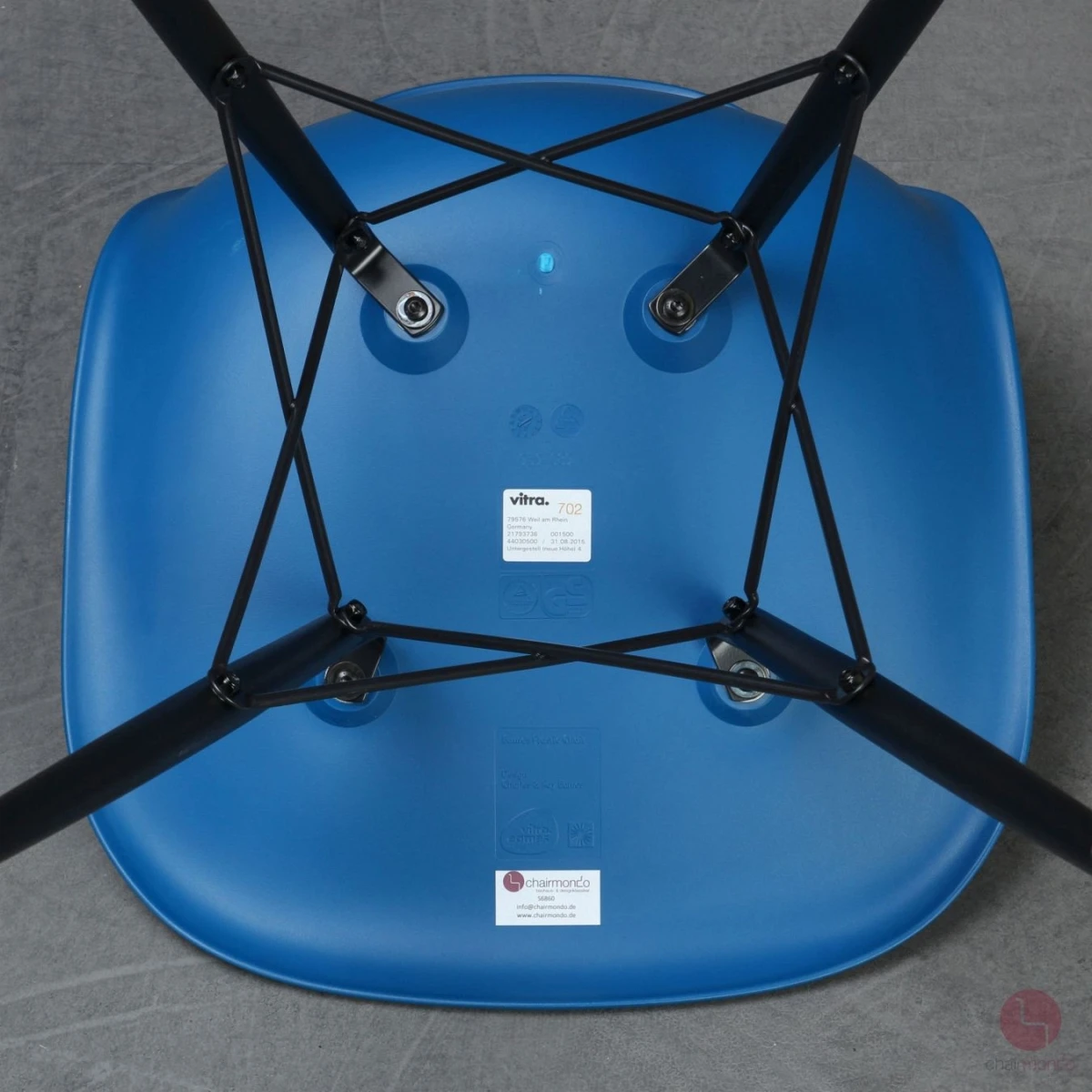Vitra Side Chair DSW in Blau mit schwarzem Ahorn Gestell gebraucht