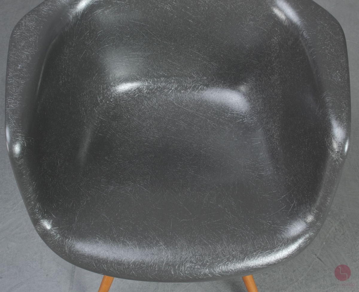 Vitra DAW Fiberglas Armchair in Elephant Hide Grey mit Holzgestell gebraucht