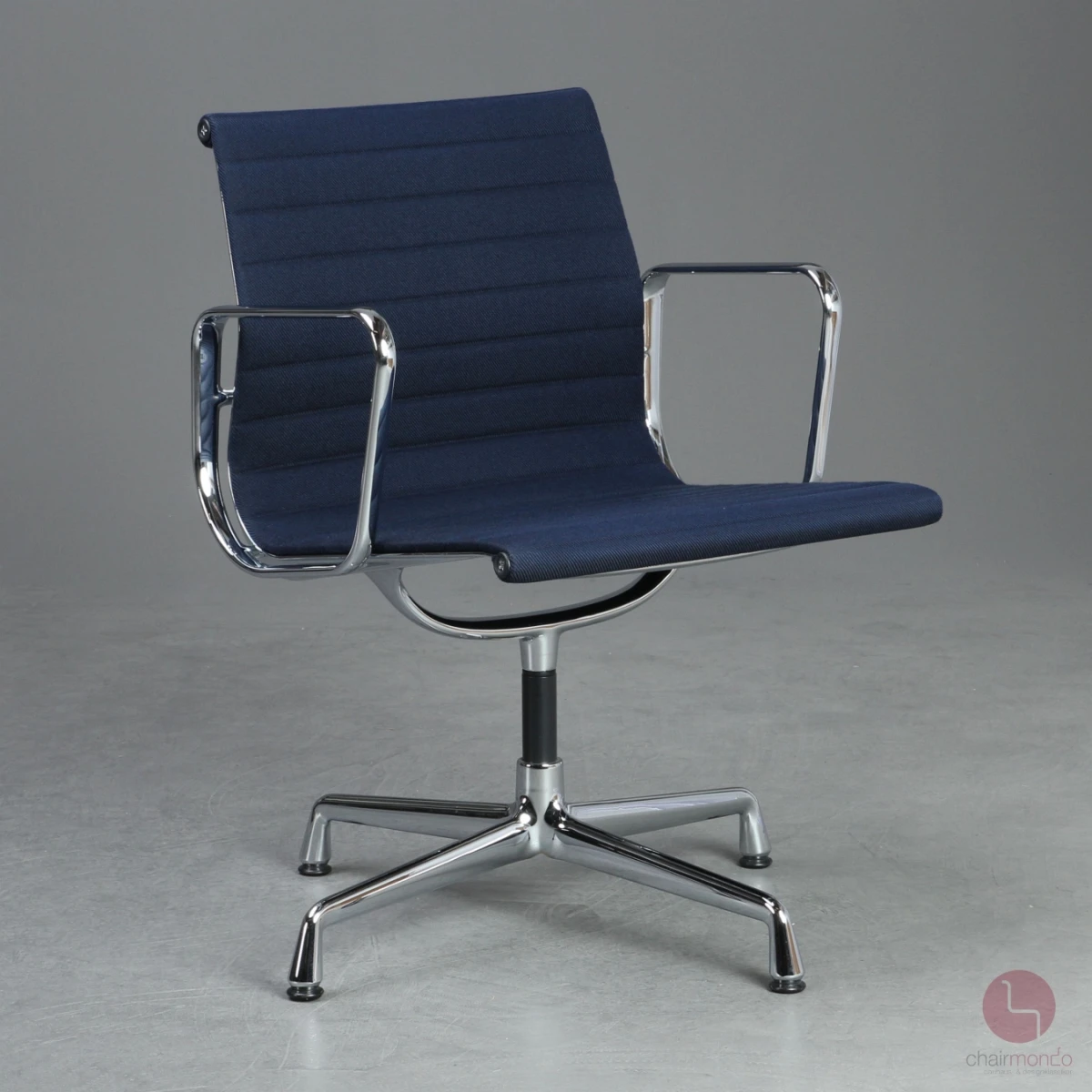 Alu Chair mit blauem Track Stoff verchromt Alu Chair mit blauem Track Stoff verchromt
