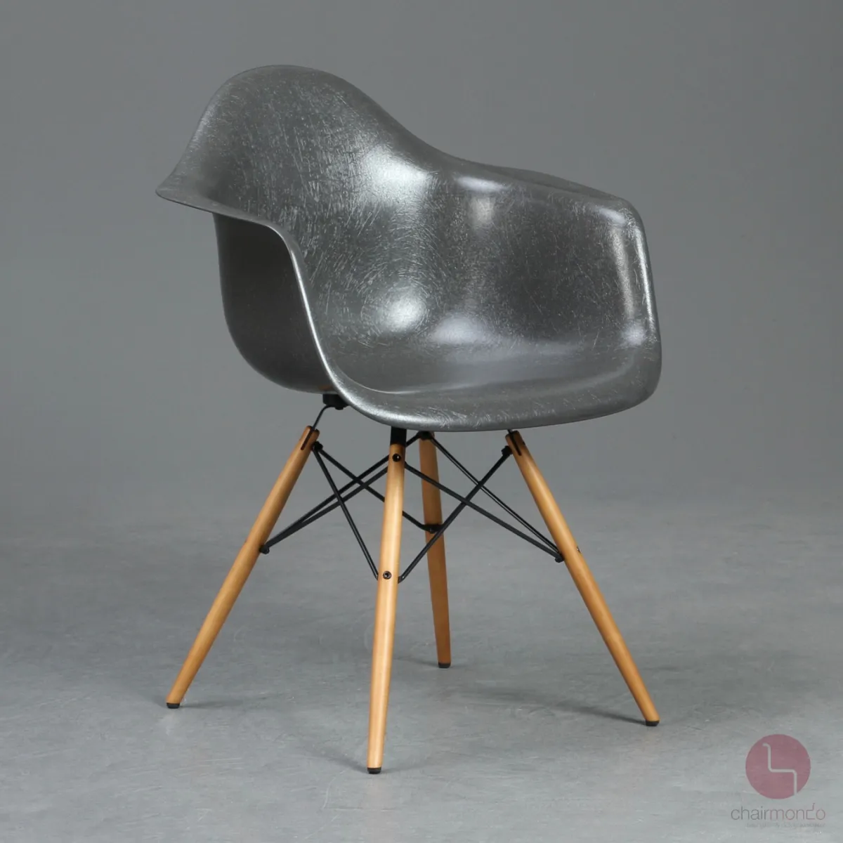 Vitra DAW Fiberglas Armchair in Elephant Hide Grey mit Holzgestell gebraucht