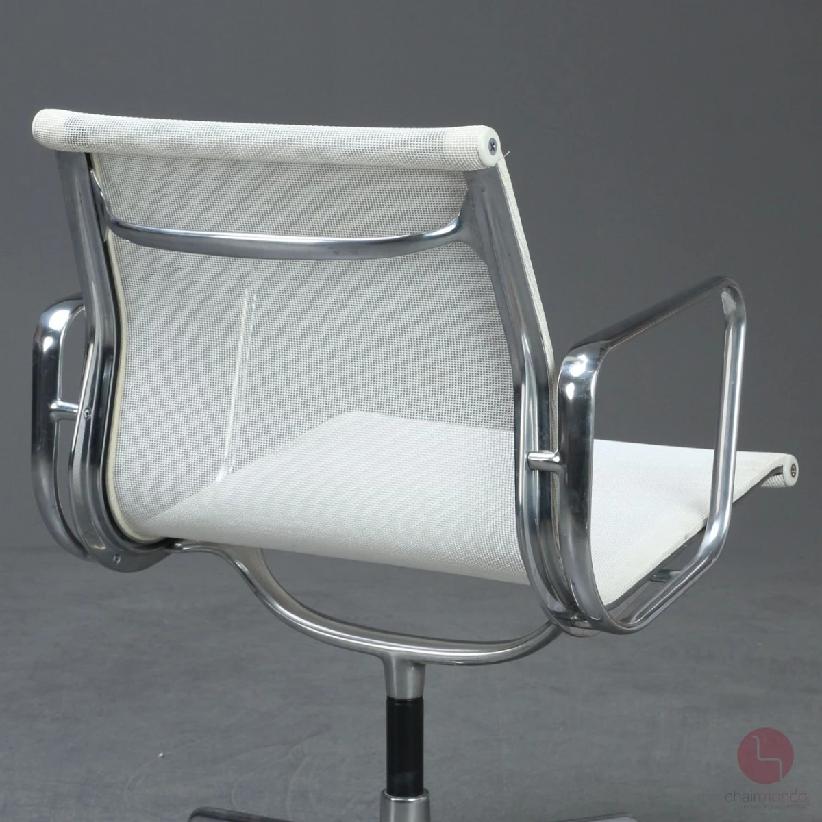 Vitra EA 108 Aluminium Chair mit weißem Netz gebraucht Vitra EA 108 Aluminium Chair mit weißem Netz gebraucht
