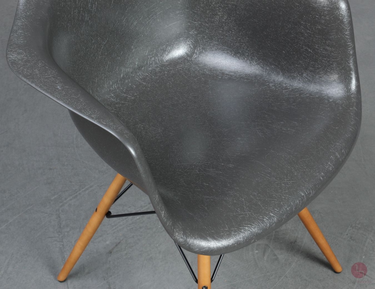 Vitra DAW Fiberglas Armchair in Elephant Hide Grey mit Holzgestell gebraucht