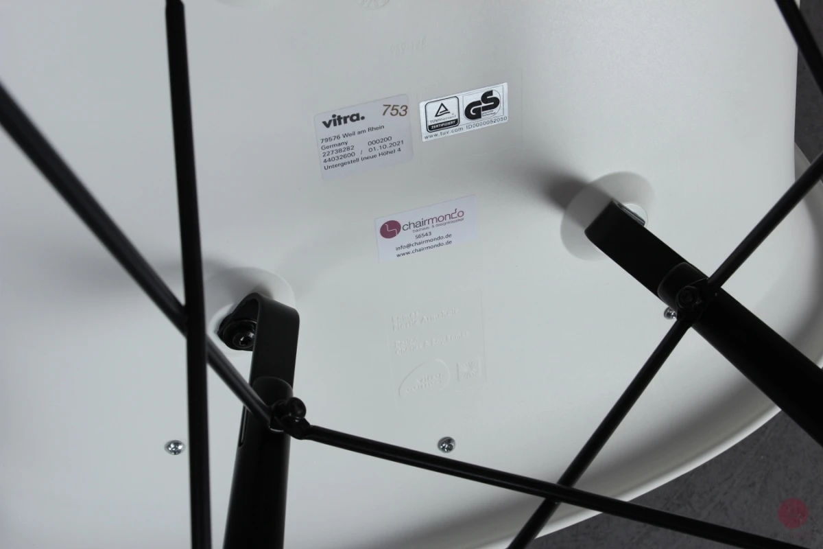 Vitra Eames Plastic Armchair in Weiß mit schwarzem Sitzpolster gebraucht