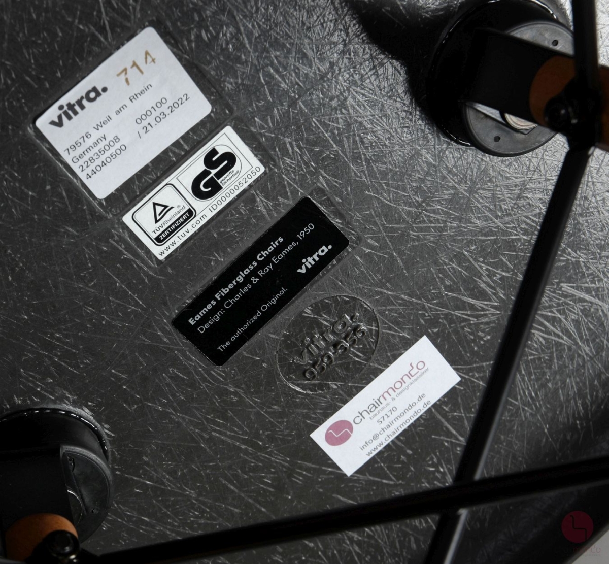 Vitra Fiberglas Side Chair in Elephant Grey mit Ahorn Gestell gebraucht