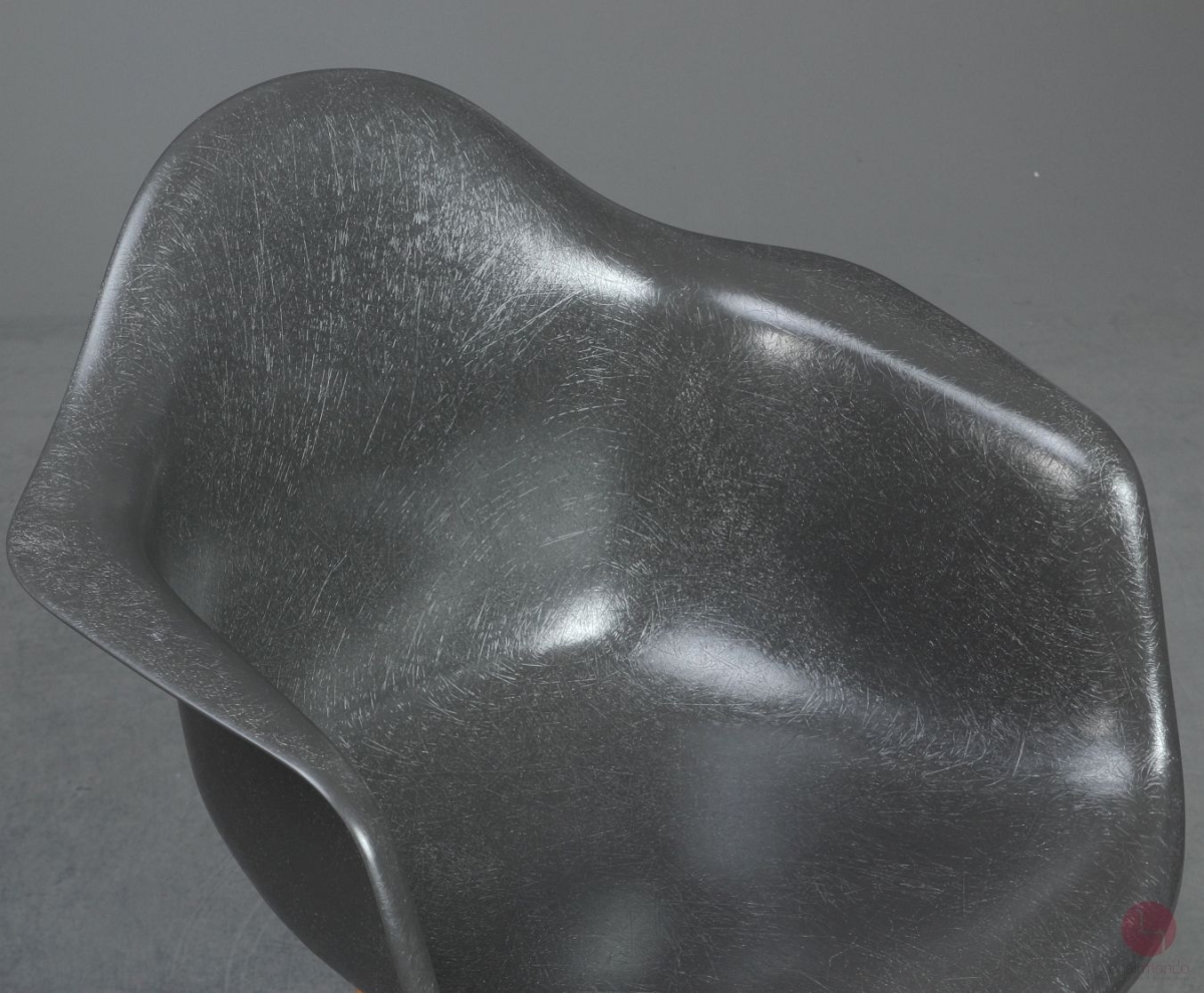 Vitra DAW Fiberglas Armchair in Elephant Hide Grey mit Holzgestell gebraucht