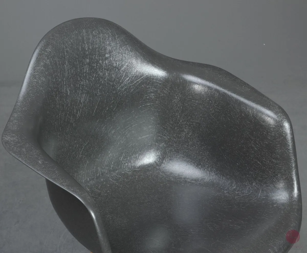 Vitra DAW Fiberglas Armchair in Elephant Hide Grey mit Holzgestell gebraucht
