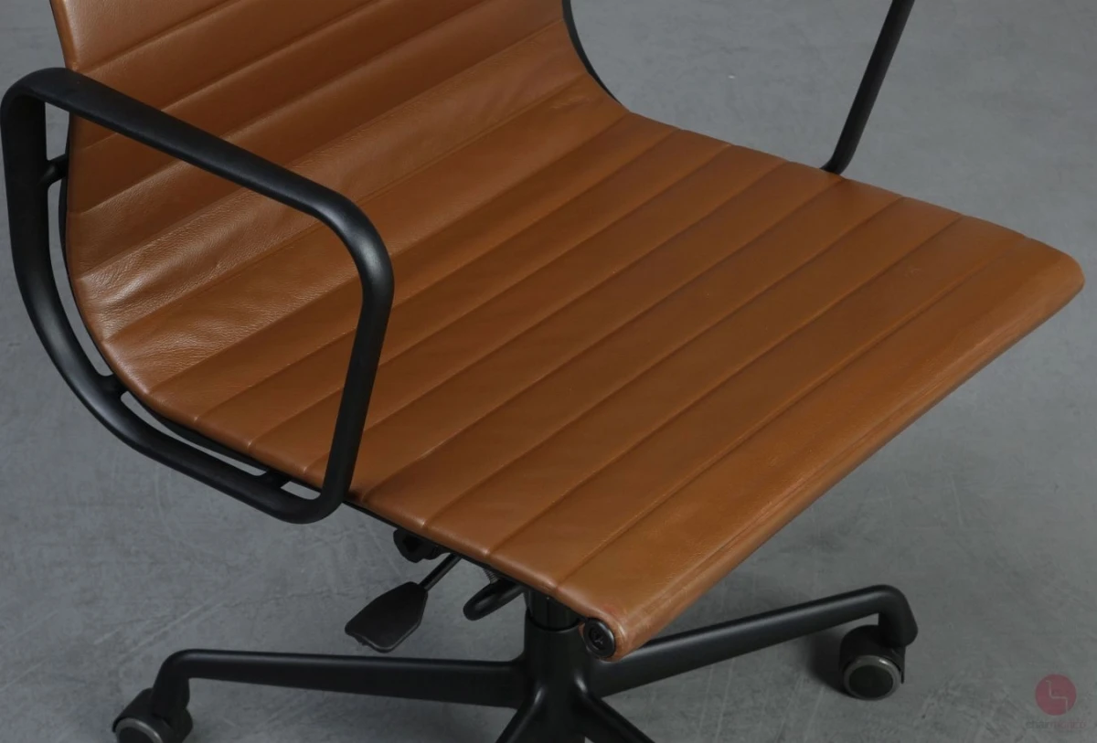 Vitra EA 117 Aluminium Chair mit braunem Leder Gestell Schwarz gebraucht