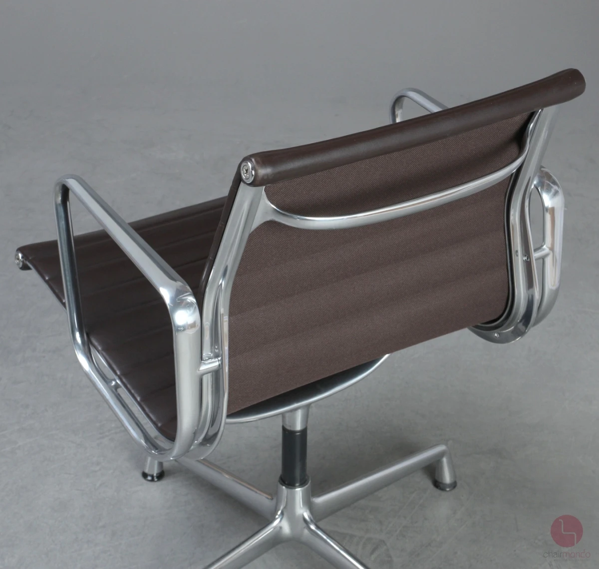 Vitra EA 108 Aluminium Chair Leder Braun gebraucht Vitra EA 108 Aluminium Chair Leder Braun gebraucht