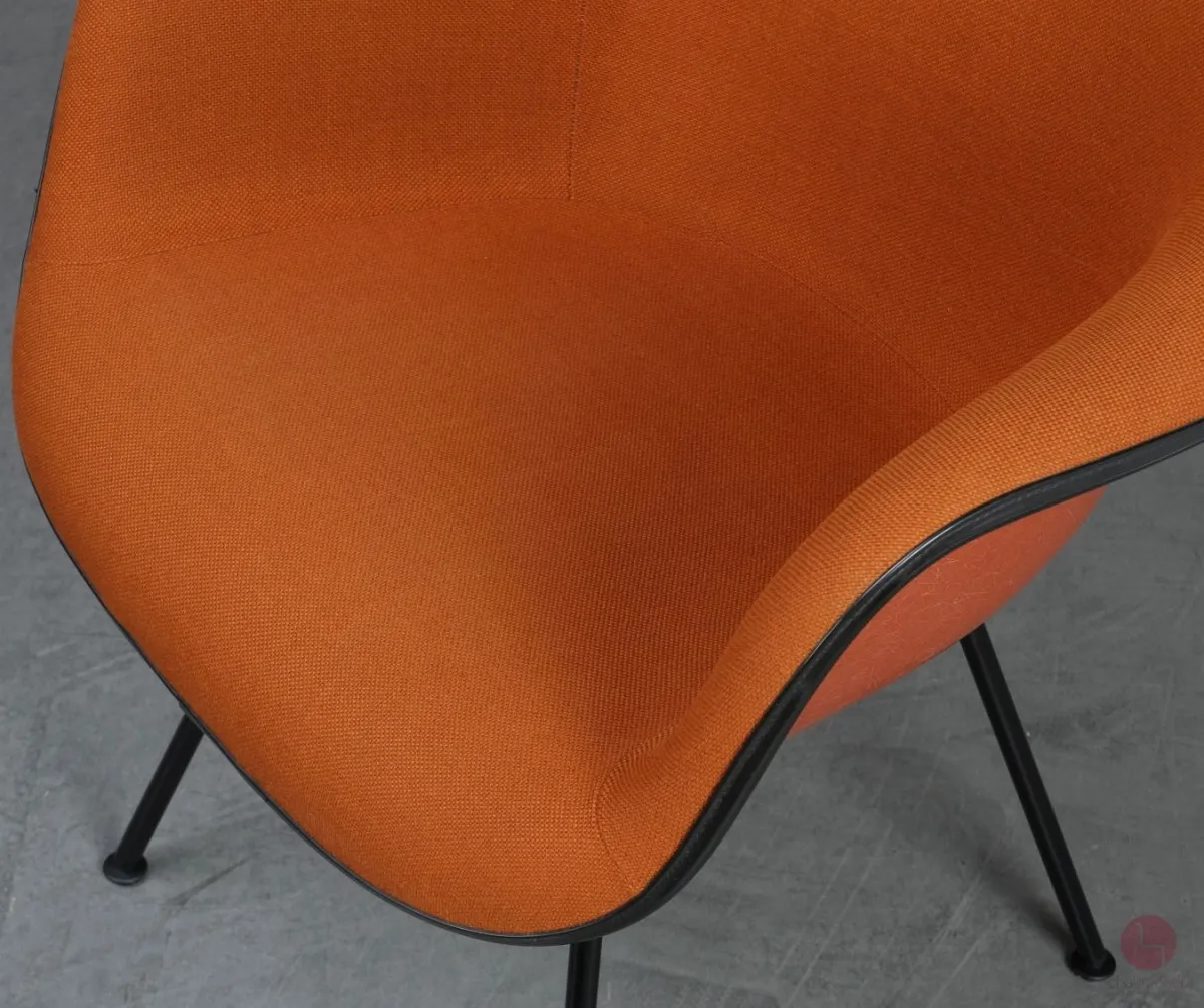Vitra DAX Fiberglas Armchair Orange mit Vollpolster Gestell schwarz gebraucht