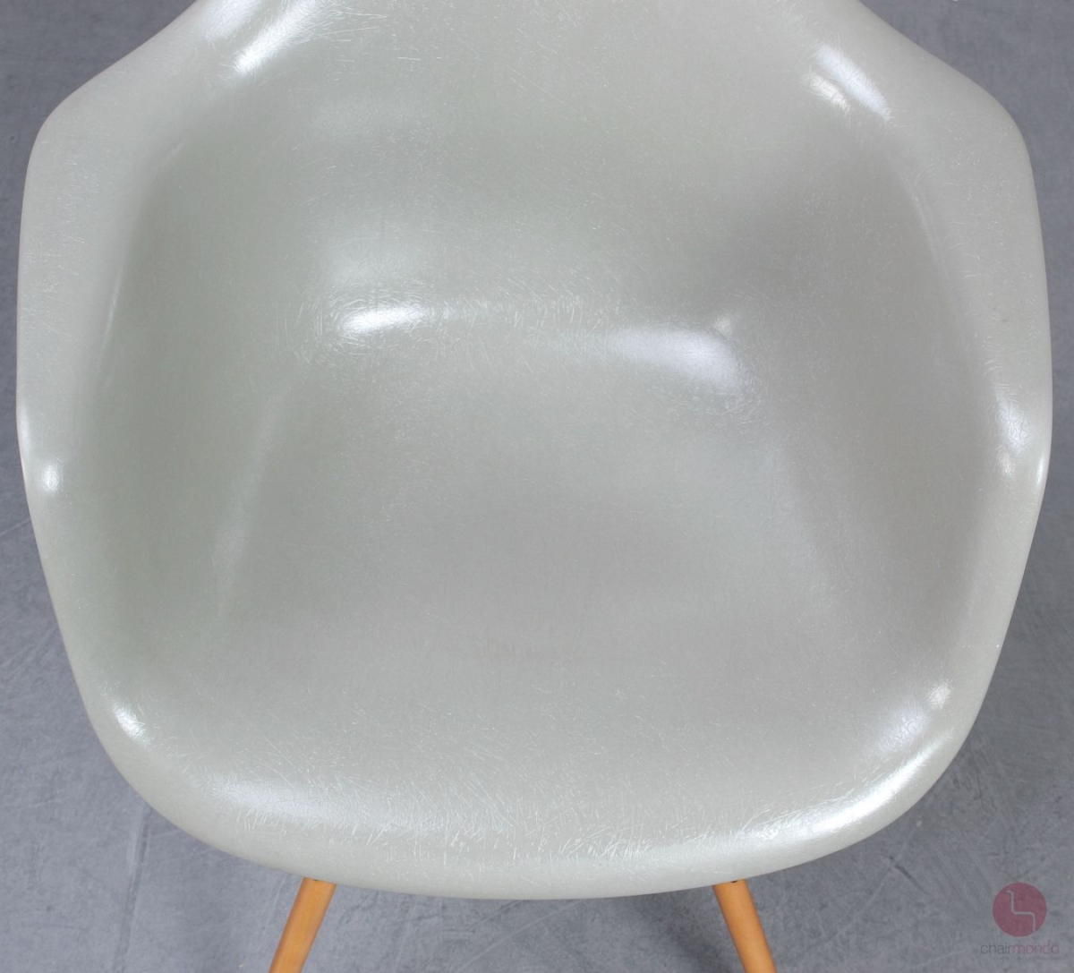 Vitra DAW Fiberglas Armchair in grau grün Raw Umber gebraucht