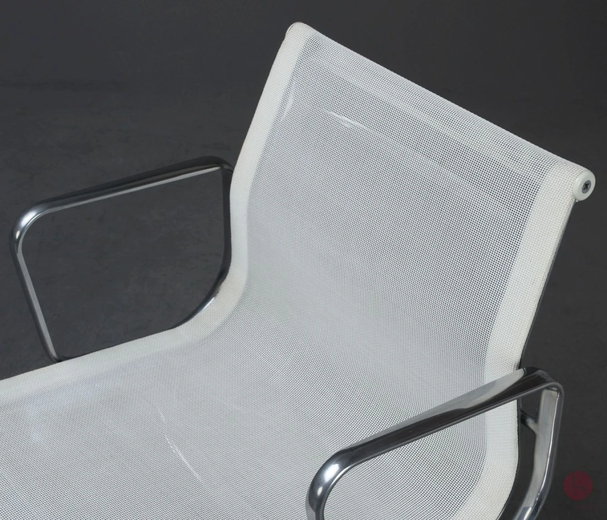 Vitra EA 108 Aluminium Chair mit weißem Netz gebraucht Vitra EA 108 Aluminium Chair mit weißem Netz gebraucht