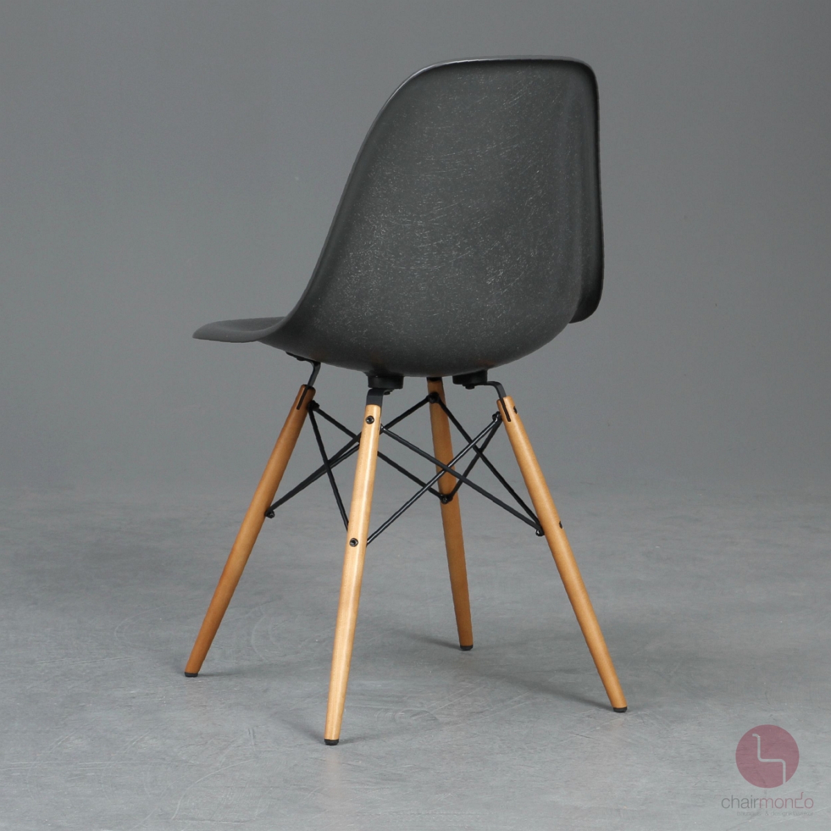 Vitra Fiberglas Side Chair in Elephant Grey mit Ahorn Gestell gebraucht