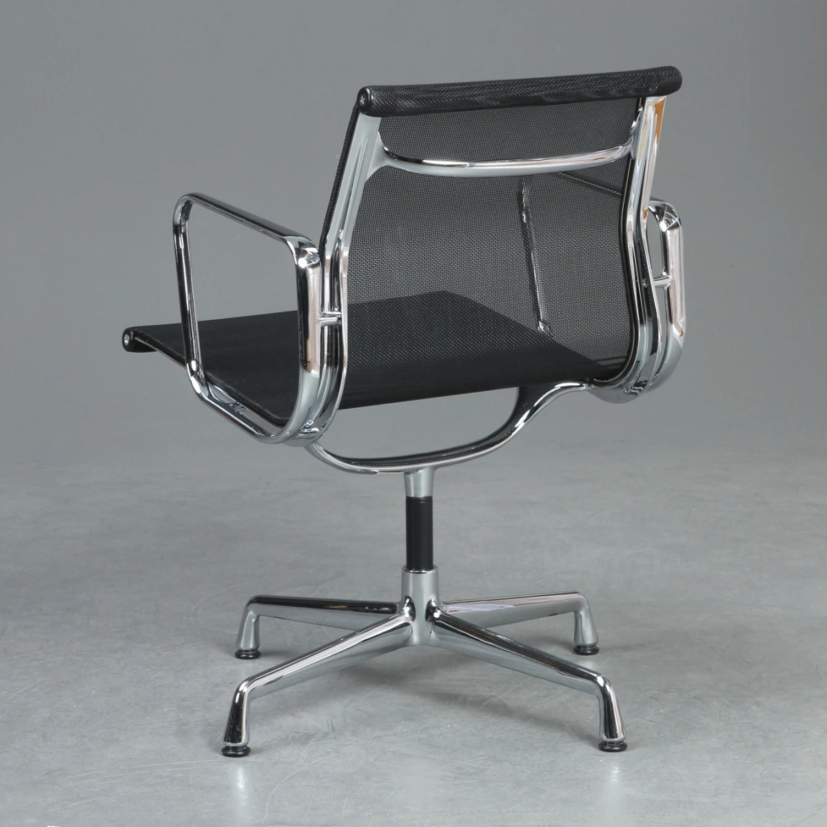 Vitra EA 108 Aluminium Chair Netz Schwarz gebraucht