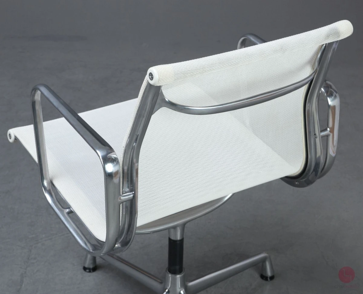 Vitra EA 108 Aluminium Chair mit weißem Netz gebraucht Vitra EA 108 Aluminium Chair mit weißem Netz gebraucht