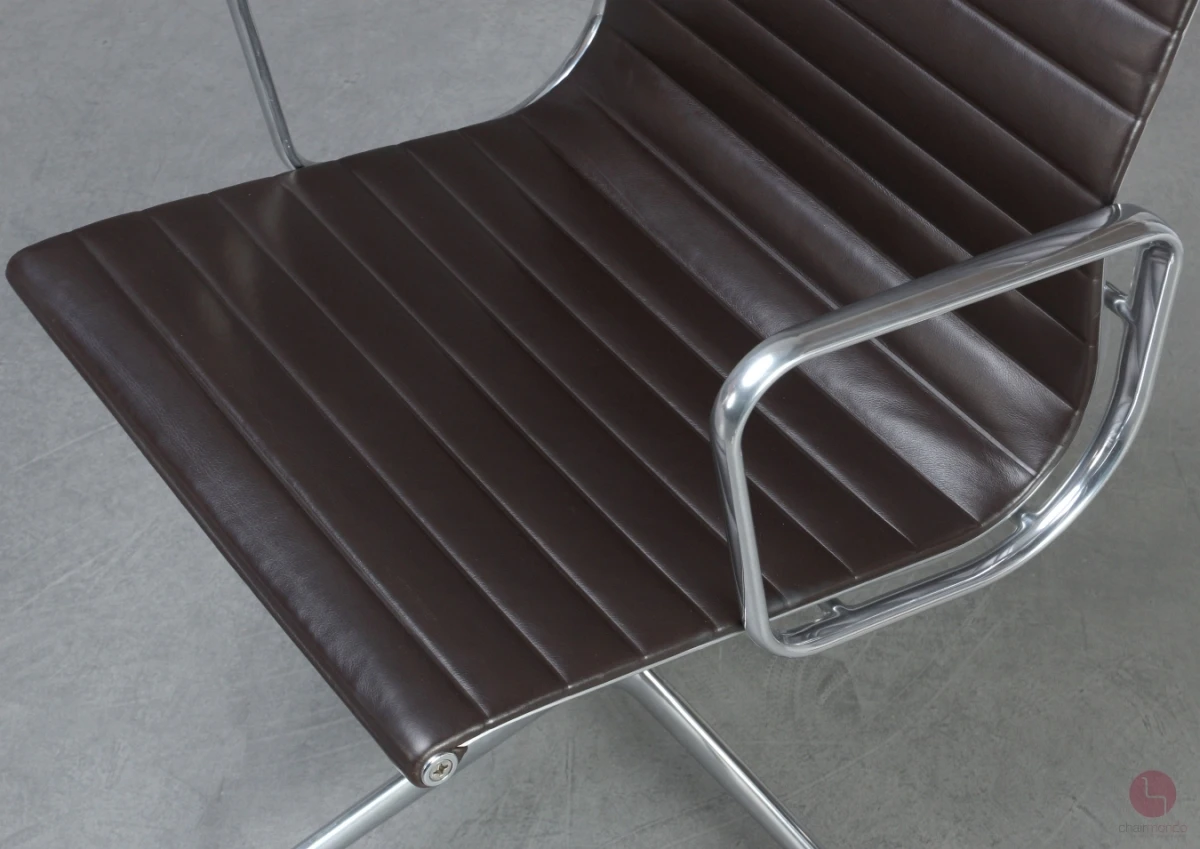 Vitra EA 108 Aluminium Chair Leder Braun gebraucht Vitra EA 108 Aluminium Chair Leder Braun gebraucht