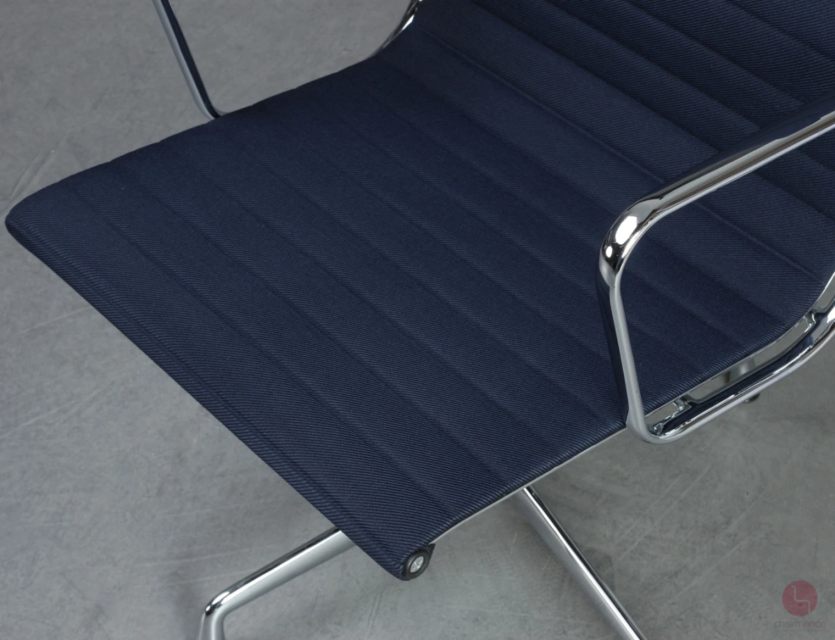 Alu Chair mit blauem Track Stoff verchromt Alu Chair mit blauem Track Stoff verchromt