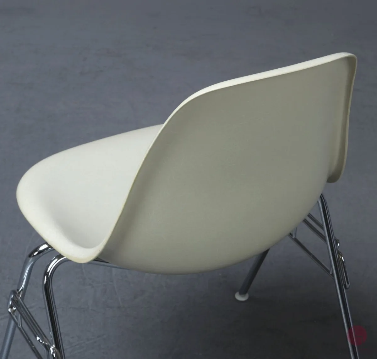 Vitra Eames Side Chair Beige Fiberglas DSS Stacking Base gebraucht