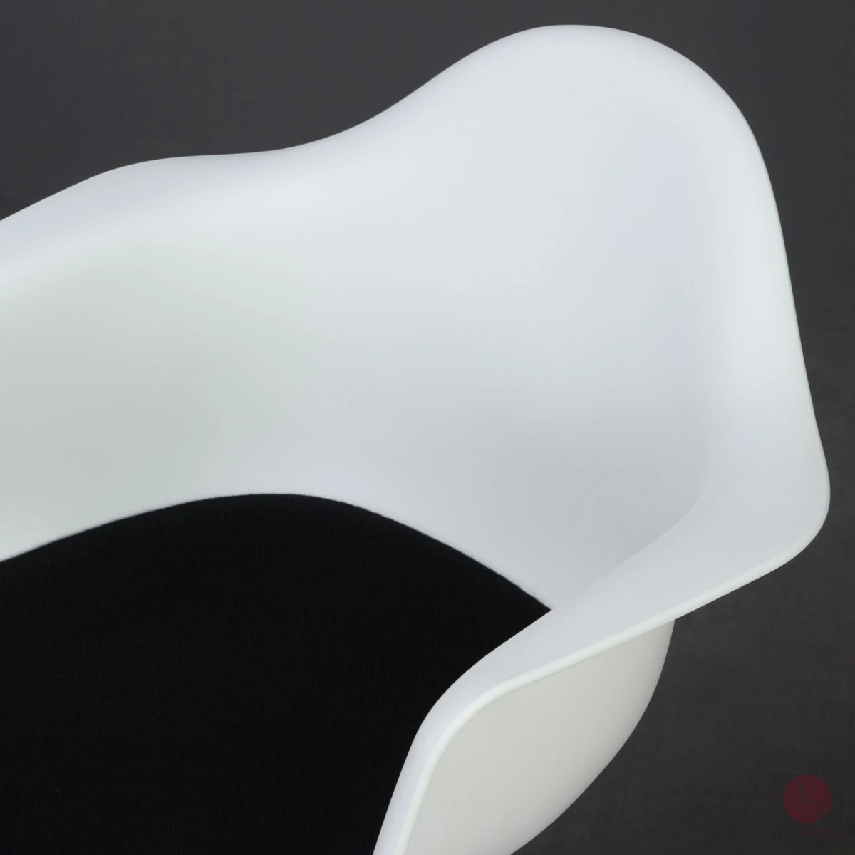 Vitra Eames Plastic Armchair in Weiß mit schwarzem Sitzpolster gebraucht