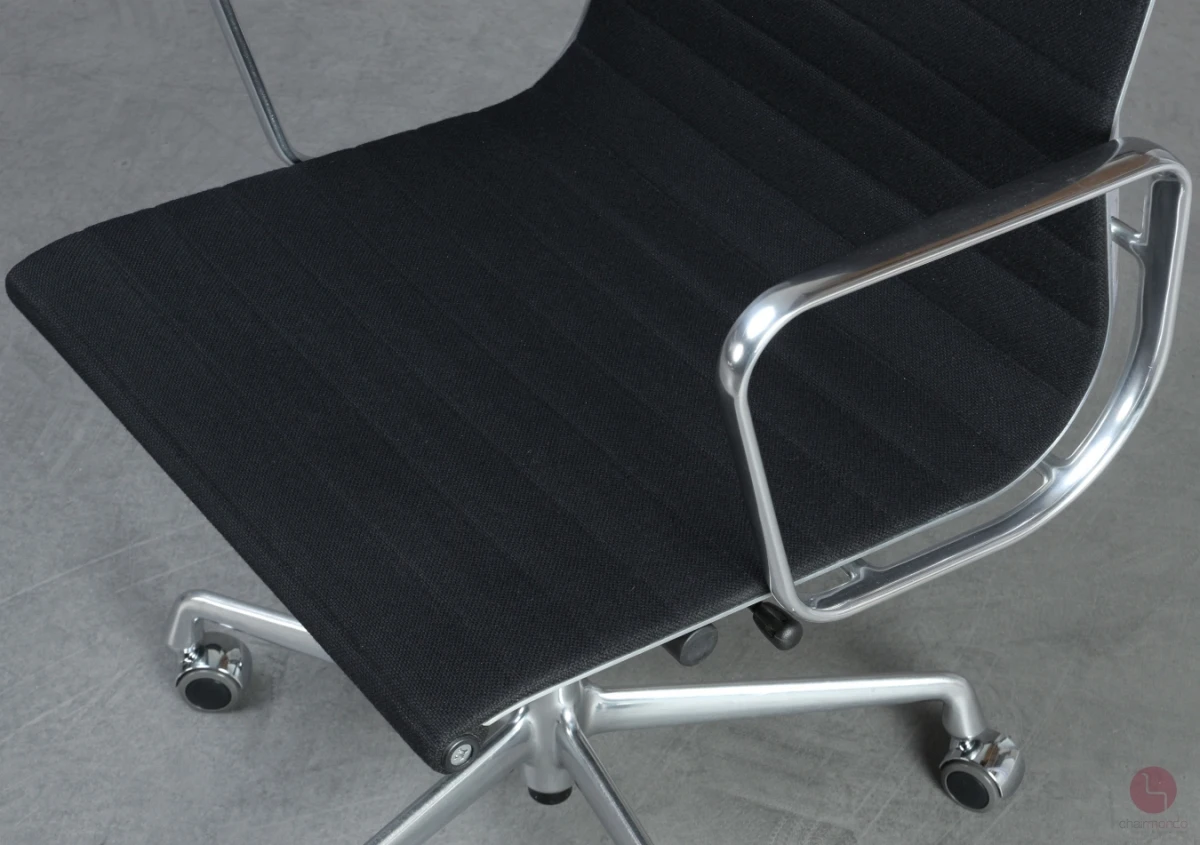 Vitra EA 119 Bürostuhl mit schwarzem Hopsak gebraucht