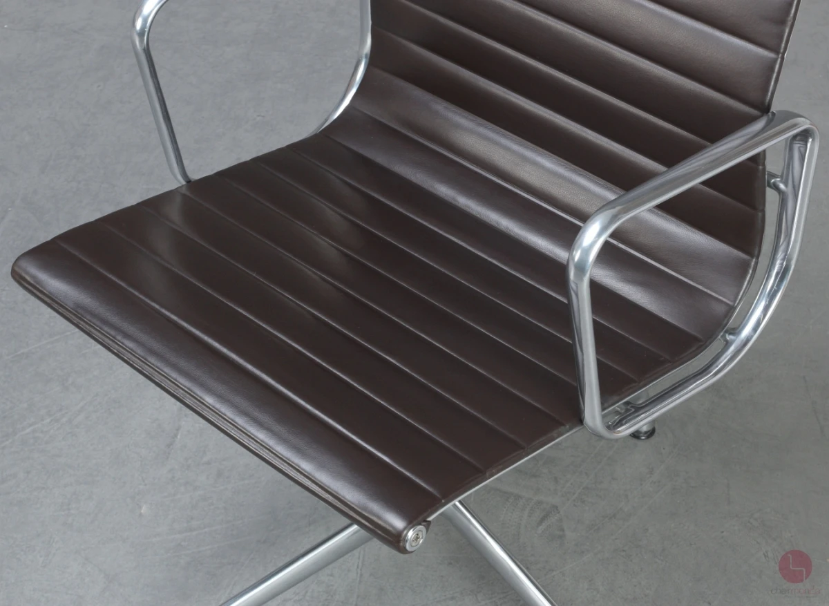 Vitra EA 108 Aluminium Chair Leder Braun gebraucht Vitra EA 108 Aluminium Chair Leder Braun gebraucht