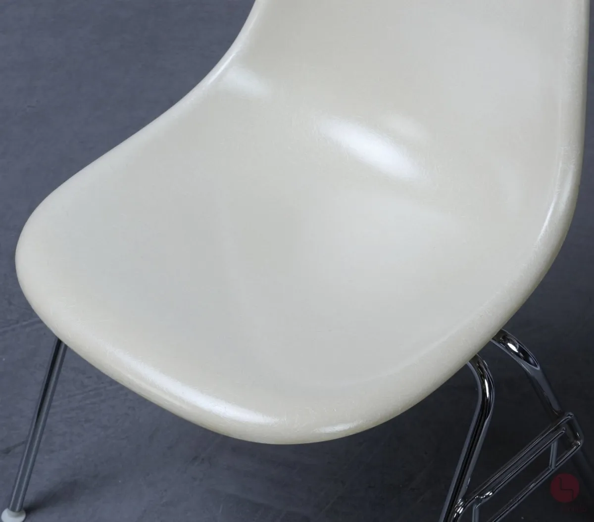 Vitra Eames Side Chair Beige Fiberglas DSS Stacking Base gebraucht