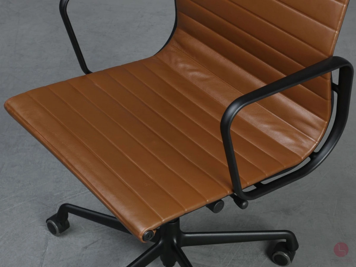 Vitra EA 117 Aluminium Chair mit braunem Leder Gestell Schwarz gebraucht