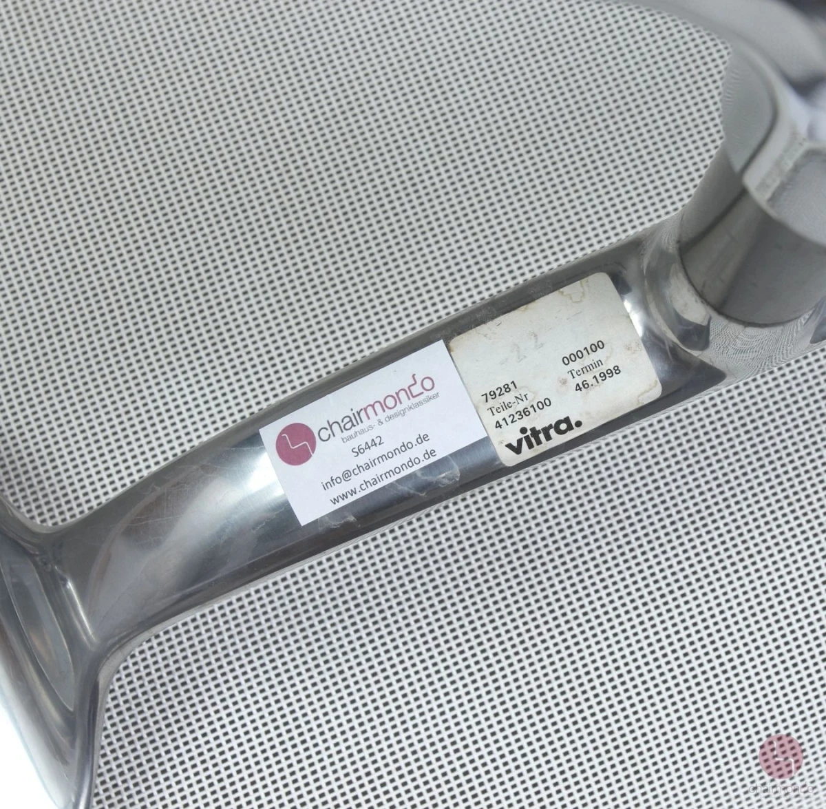 Vitra EA 108 Aluminium Chair mit weißem Netz gebraucht Vitra EA 108 Aluminium Chair mit weißem Netz gebraucht