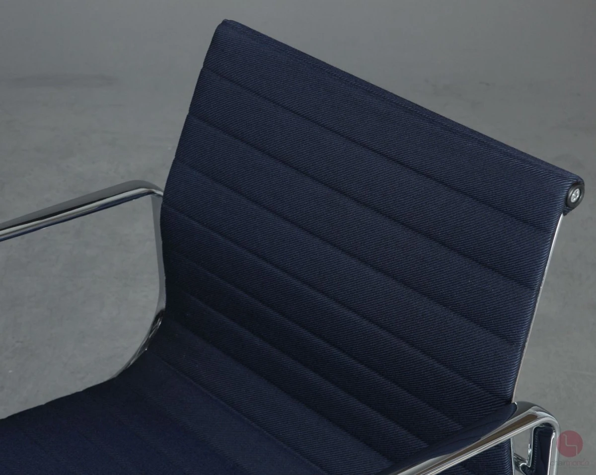 Alu Chair mit blauem Track Stoff verchromt Alu Chair mit blauem Track Stoff verchromt