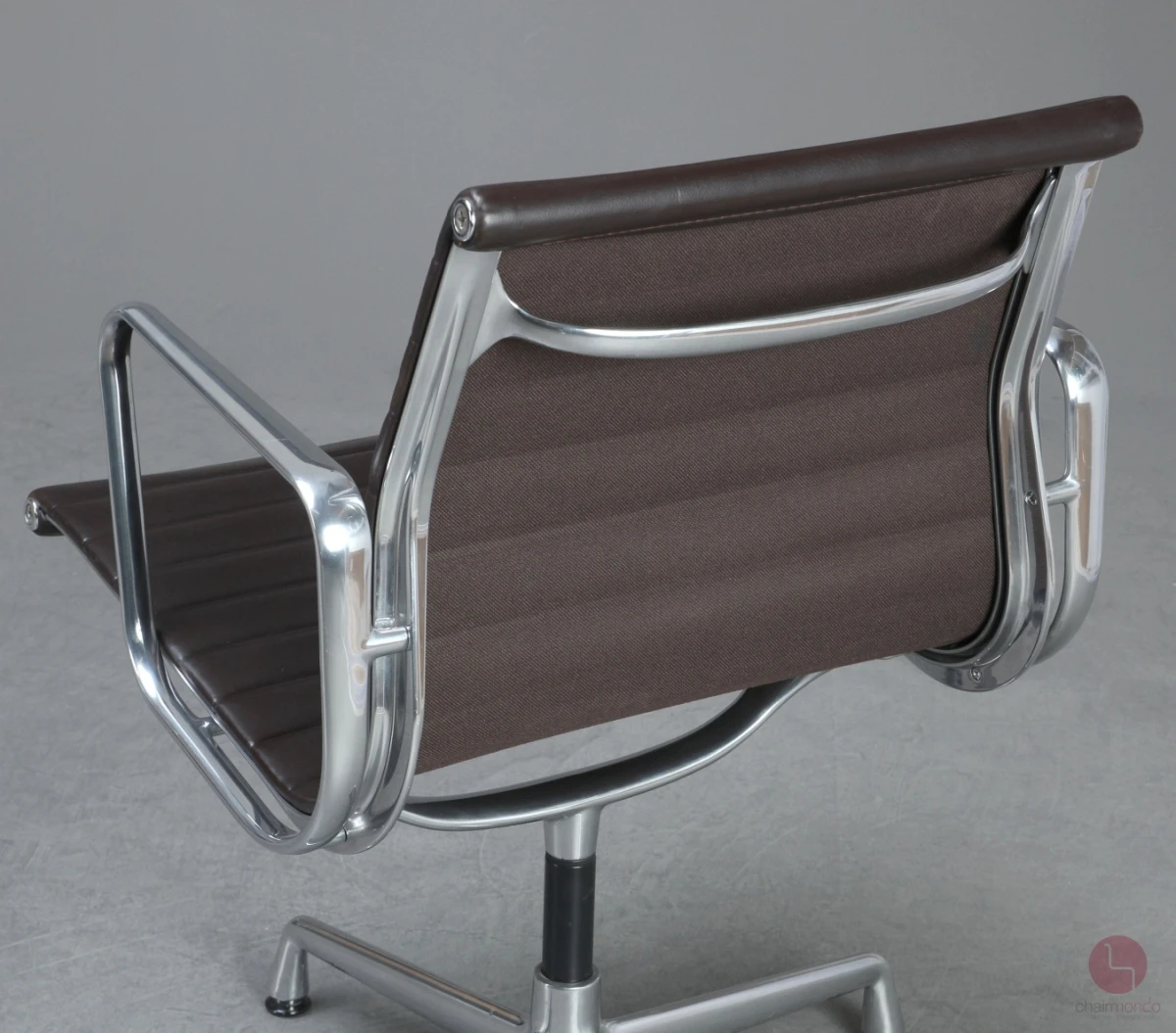 Vitra EA 108 Aluminium Chair Leder Braun gebraucht Vitra EA 108 Aluminium Chair Leder Braun gebraucht