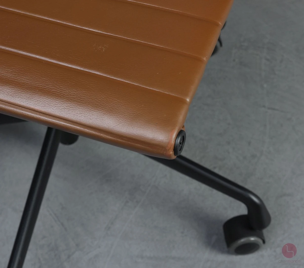 Vitra EA 117 Aluminium Chair mit braunem Leder Gestell Schwarz gebraucht
