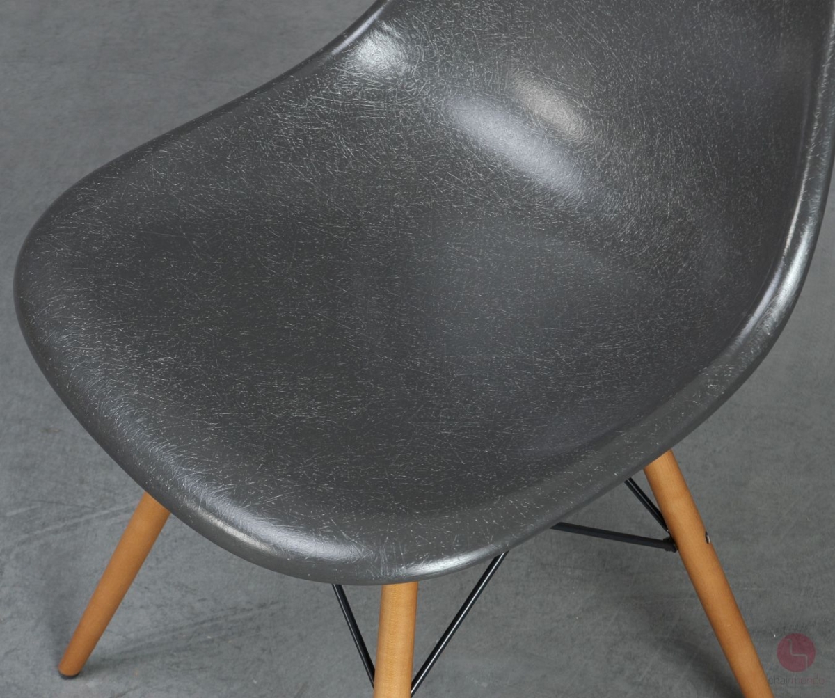 Vitra Fiberglas Side Chair in Elephant Grey mit Ahorn Gestell gebraucht