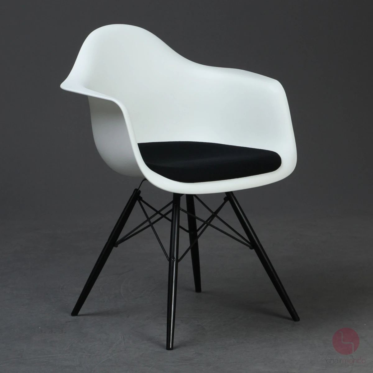 Vitra Eames Plastic Armchair in Weiß mit schwarzem Sitzpolster gebraucht