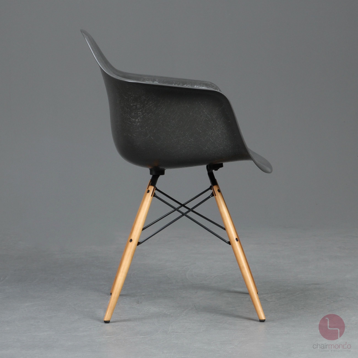 Vitra DAW Fiberglas Armchair in Elephant Hide Grey mit Holzgestell gebraucht