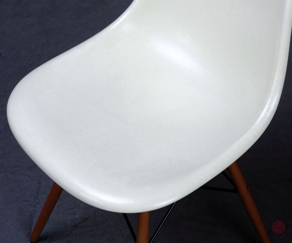 Vitra Fiberglas DSW Side Chair in Parchment beige mit Holz Gestell gebraucht