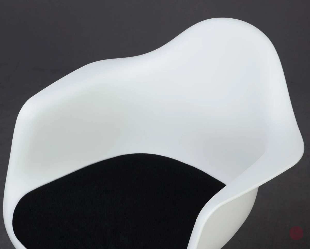 Vitra Eames Plastic Armchair in Weiß mit schwarzem Sitzpolster gebraucht