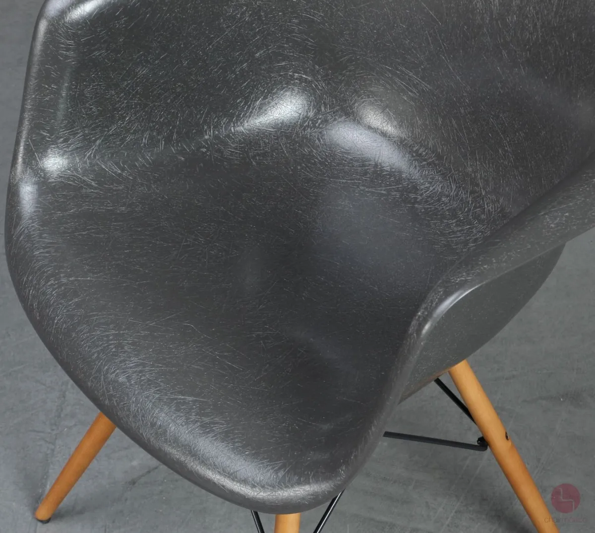 Vitra DAW Fiberglas Armchair in Elephant Hide Grey mit Holzgestell gebraucht