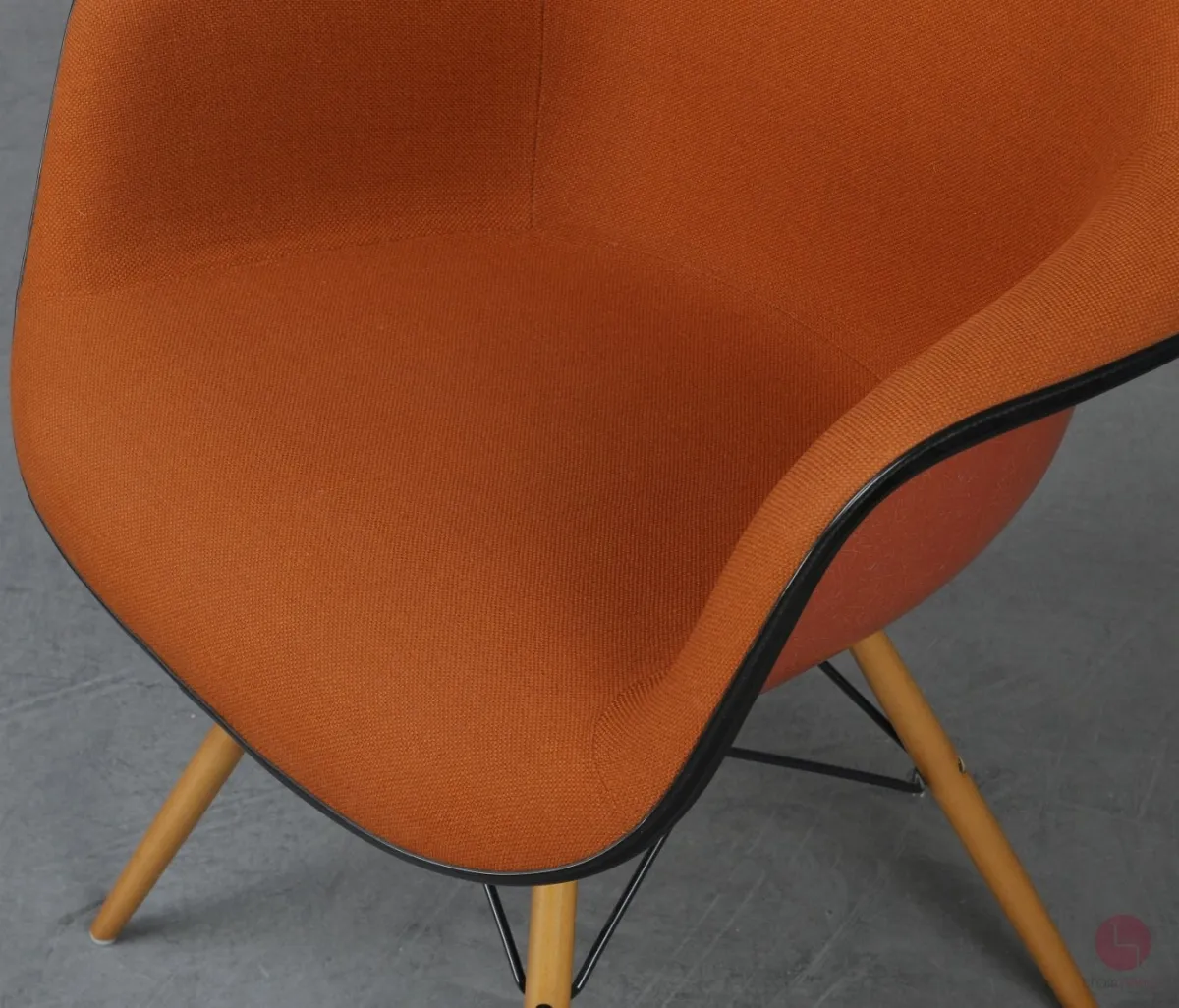 Vitra DAX Fiberglas Armchair Orange mit Eiffel Gestell gebraucht