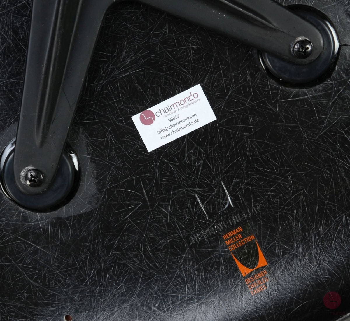 Herman Miller Eames Armchair mit schwarzer Fiberglas und Drehgestell gebraucht Hersteller Logo Orange