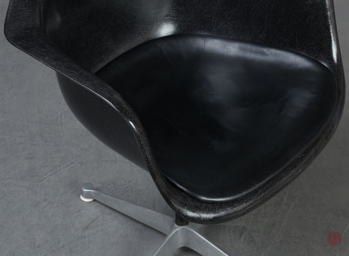 Herman Miller Eames Armchair mit schwarzer Fiberglas und Drehgestell gebraucht