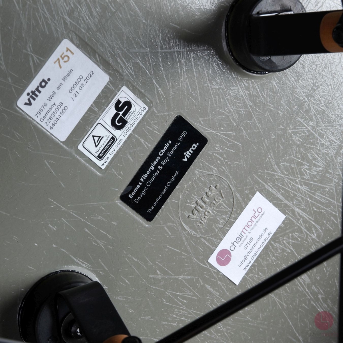 Vitra DAW Fiberglas Armchair in grau grün Raw Umber gebraucht