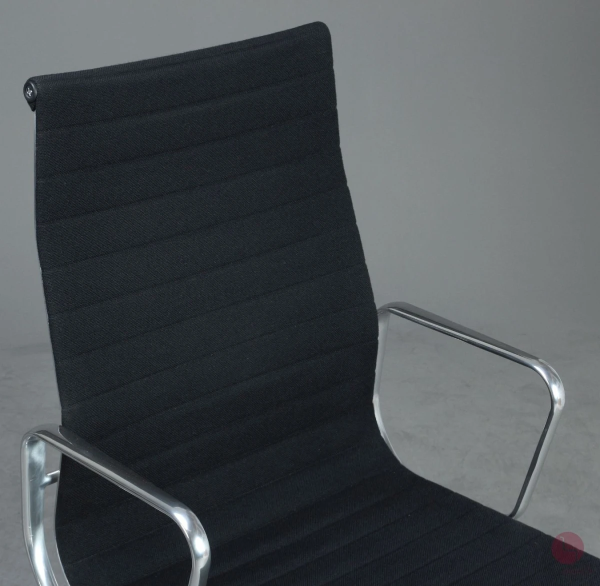 Vitra EA 119 Bürostuhl mit schwarzem Hopsak gebraucht
